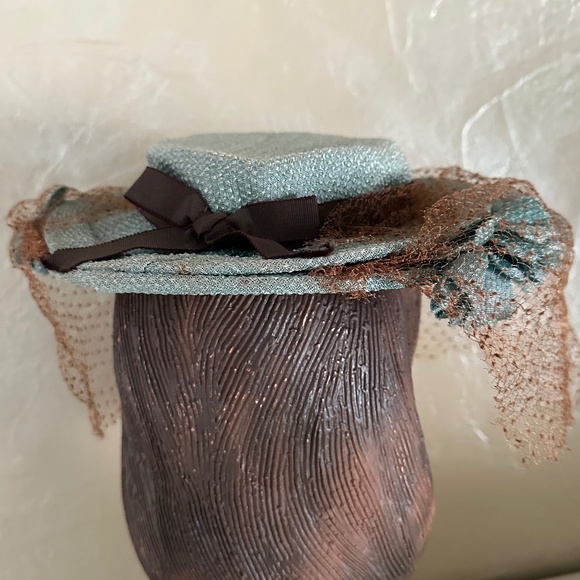 GLAMOROUS 1940s\' TEAL FABRIC FEDORA WITH MATCHING  FABRIC FLOWERS & BROWN VEIL main image 4